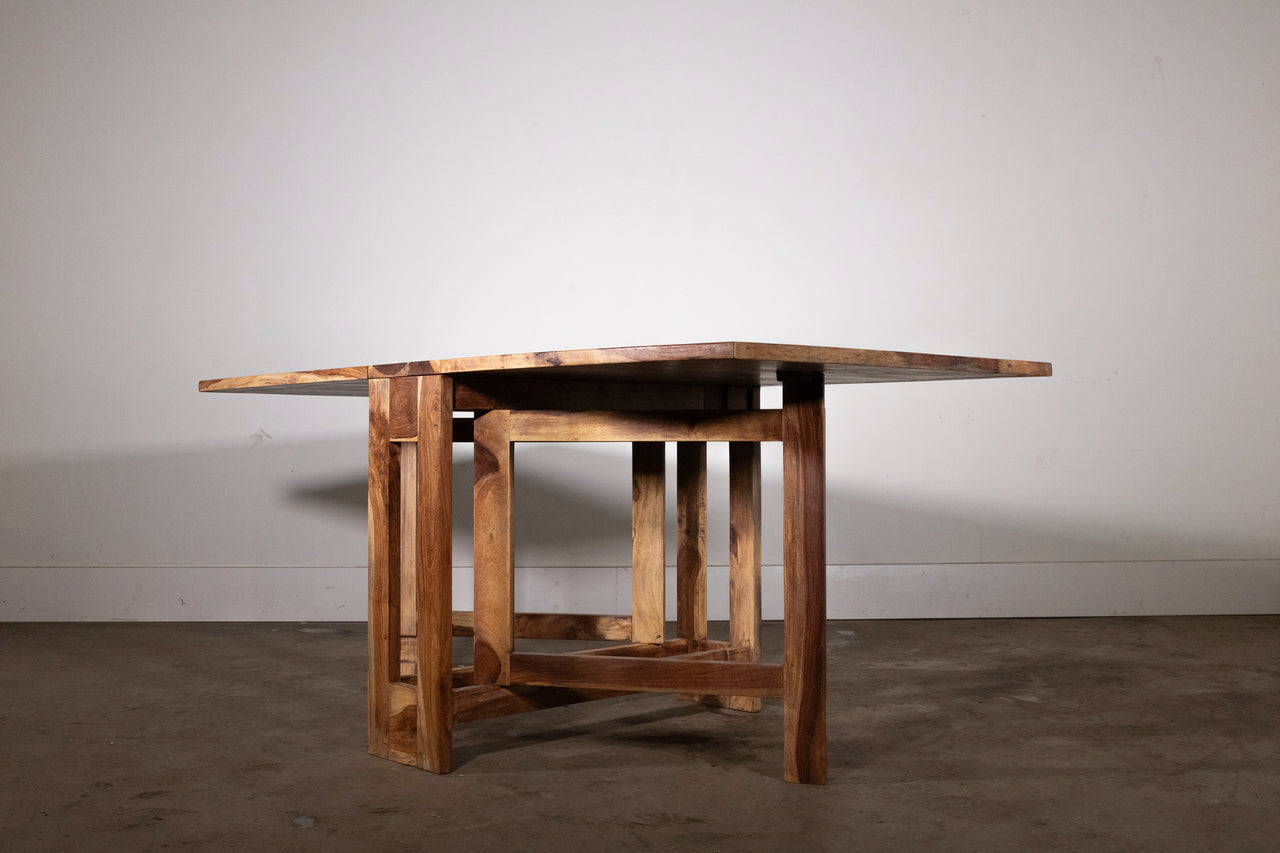 **Coari Dining Table**